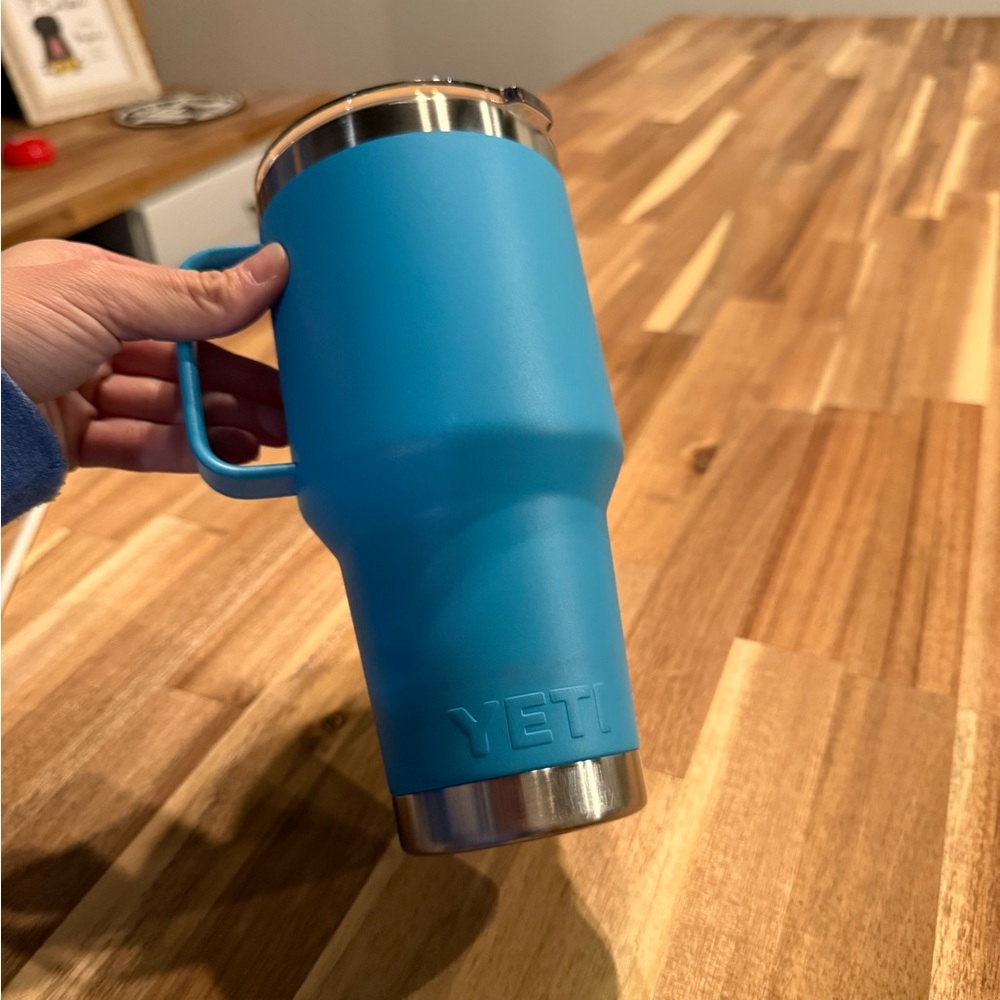 YETI Reef Blue 35oz rambler